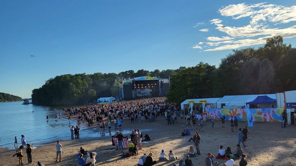 Ruisrockin rantalava kuvattuna kaukaa.